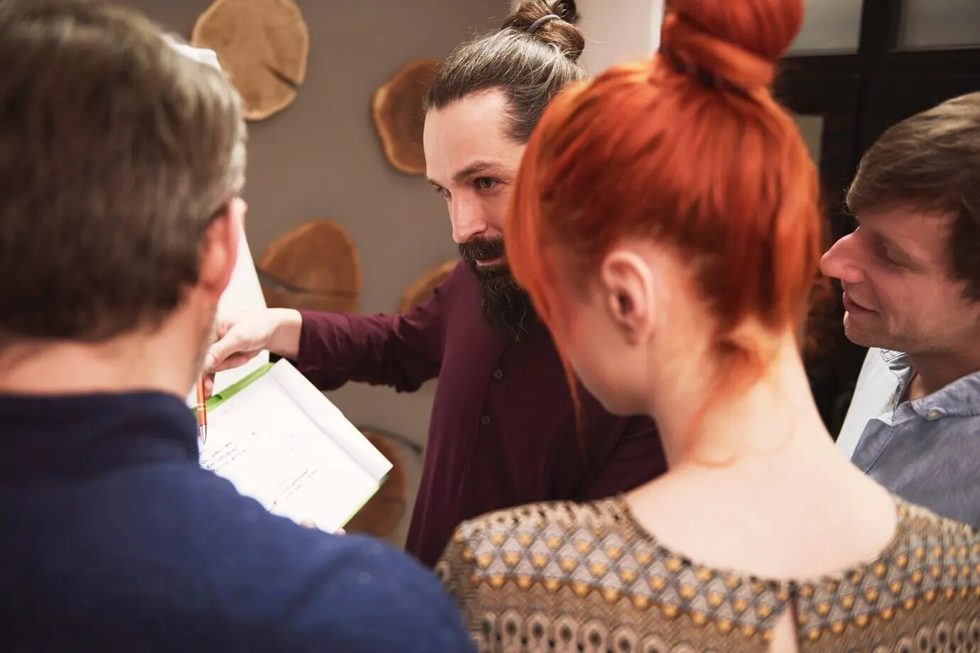 Gruppe kreativer Menschen bei der Analyse des Arbeitsergebnisses