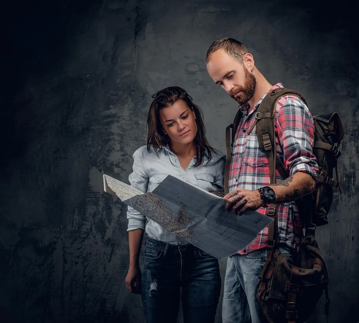 Ein reisendes Paar im urbanen Stil, das auf eine Karte schaut.