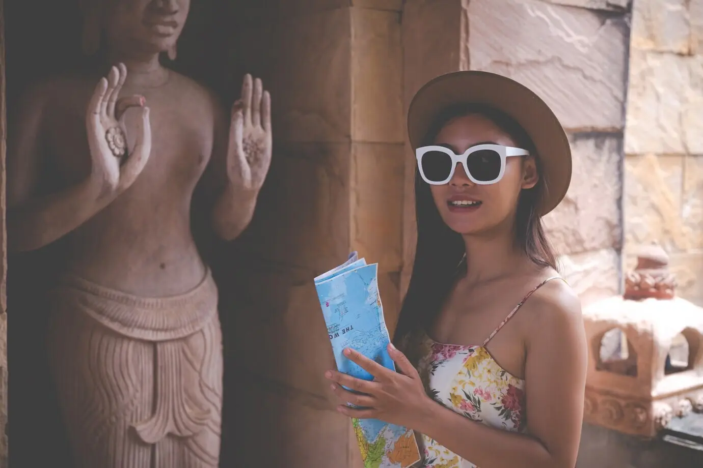 In der Altstadt hält ein Mädchen eine Touristenkarte.