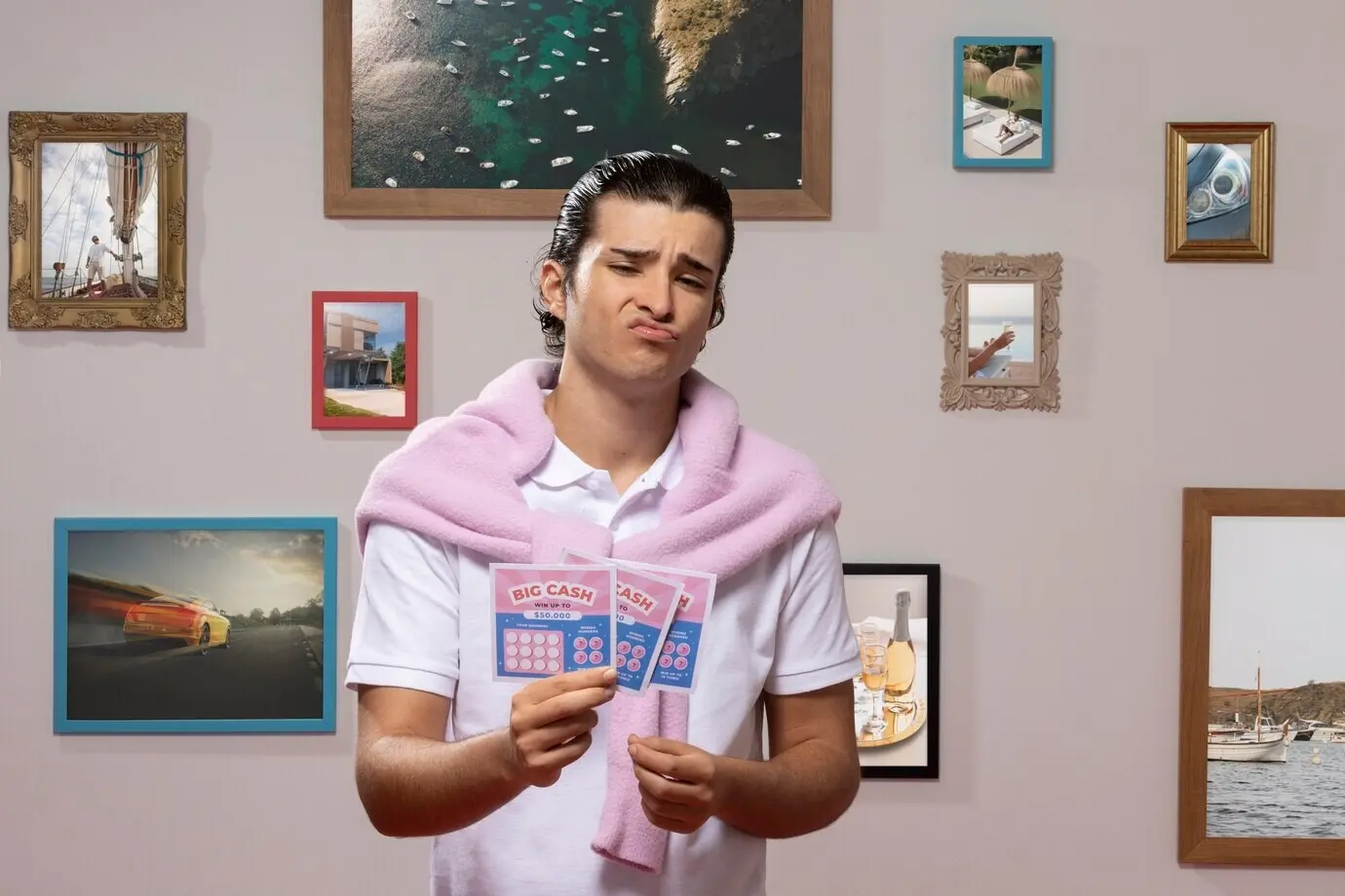 Vorderansicht eines reichen Mannes, der Lotterielose hält.